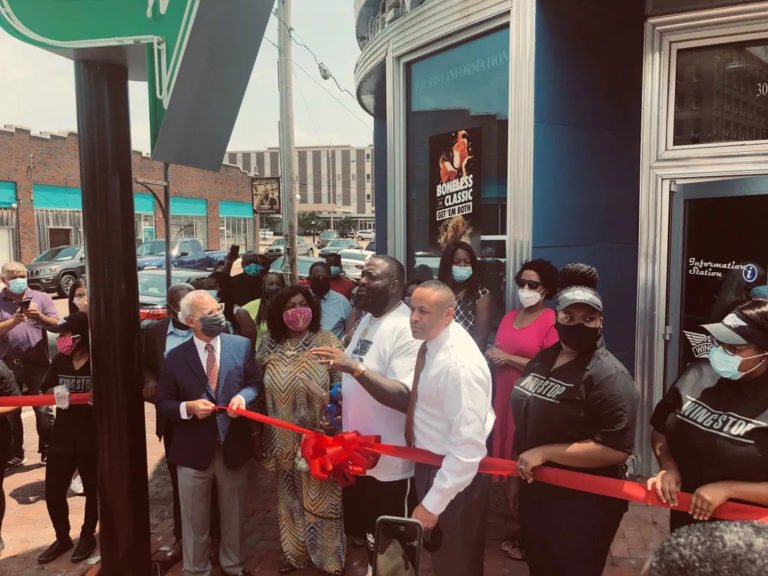 Clarksdale Wingstop ribbon-cutting photograph